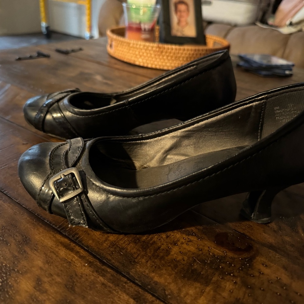 Black Women's Buckle Mid Heel Pumps, size 8